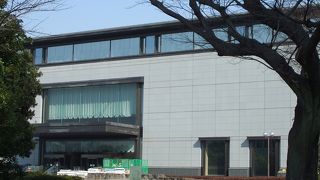 休館中ですが、隣りの資料室はおすすめです。