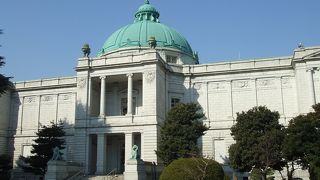 ここも休館中ですが、建物はすごいです。