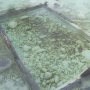 湯畑の湯の底に木枠が見えます