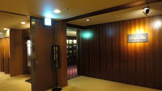 ”たとえ二十歳以上であっても、子どもは入場不可”といった雰囲気かな