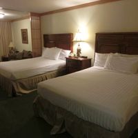 薄暗い照明。奥にソファーセット。