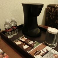 小さい水は無料。大きい方は有料。