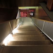 この階段を下りて行きます