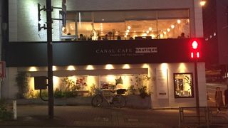 緑色の沼を背景に食事ができます