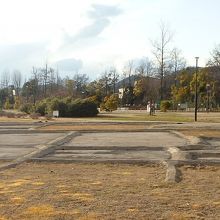 水田跡。コンクリートで塗り固められている。左奥が岡山武道館