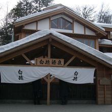 立派な白木の建物です