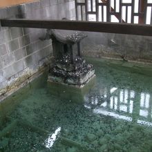 白旗湯畑の片隅にある石造りの祠が頼朝宮です