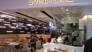 ゲート内にあるので待ち時間を潰すのに便利