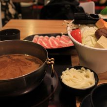 とまと味ベースのだし汁と食材、288元