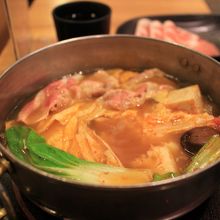 鍋を食べ始めたところ