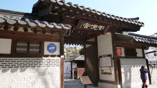 安国の駅から南に向かって徒歩１分。