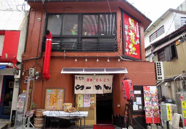 豚骨スープに浮いた焦がしニンニク油が香ばしい熊本ラーメン