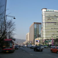 目の前は景福宮へ続く大通り。