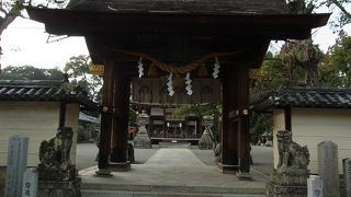 街中ですが、規模が大きい神社