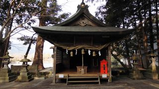 金燐湖にたたずむ神社