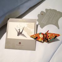 ターンダウン時、ベッドには折鶴と千代紙のセットが置かれます