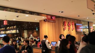 中山の新光三越の地下、日曜日の18：00前ダメもとで行ったら二人席がすぐあいた鼎泰豊