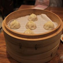 小籠包は5コ入りが二段でくるので冷めずに最後までおいしかった