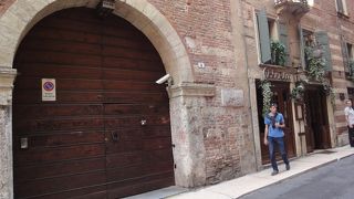 目立たない場所にあり、門も閉ざされているため分かりにくいロミオの家