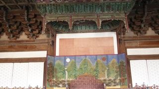 均整のとれた優美な正殿。