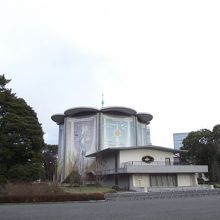 やや左前方からの眺め