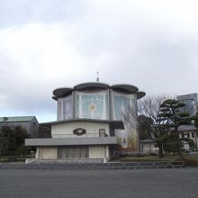 やや右前方からの眺め