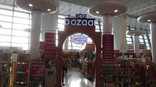 出国審査後の土産店