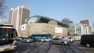 日本統治時代の市庁舎はソウル図書館に。