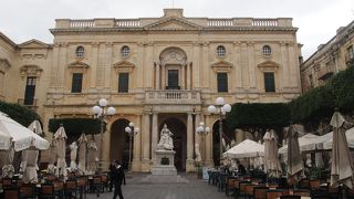 歴史ある蔵書が並んでいる書棚があり