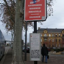 クリスマスシャトルバスの乗り場です。駅舎を背に左方向へ。