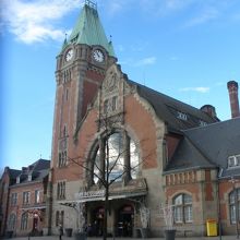 コルマール駅舎の左右にバス乗り場が広がっています。