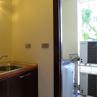 キッチン横の扉を開けると、屋外スペースには洗濯機