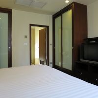 ベッドルーム隣りにバスルームがあります 