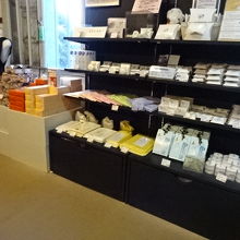 いろいろなものが売られています。