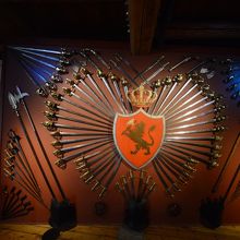 武具の展示　ノルウェー王の紋章　斧を持つライオン