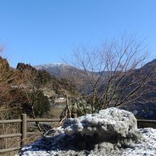道ばたの駐車スペースには雪が！！
