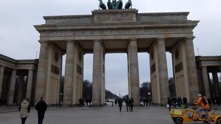 東西分裂の歴史を感じる門