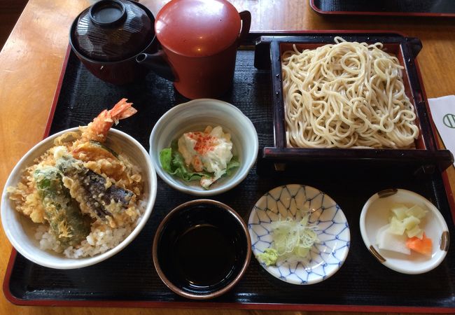 ミニ丼が選べて美味しかったです