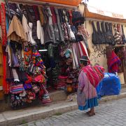 ラパスの名所、通称「魔女市場(魔女通り)」と呼ばれるリナレス通りは地元の手作り品が並んでいます
