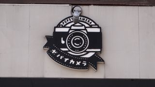 お店の外も中もカワイイ！実は長く続く老舗カメラ屋さんなのだ。