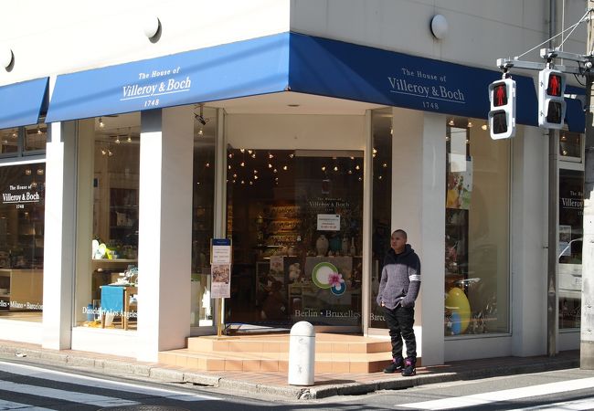 ドイツ生まれの食器が揃う、広い路面店です。高級感たっぷり。