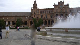 中心部に噴水があり、趣のある広場。