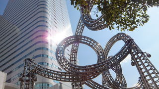 雲がモクモク沸いてくるイメージをカタチにしたモニュメント