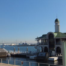 ベイブリッジの上を着陸する飛行機がゆっくり飛んでいきます