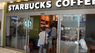 このお店は国際色が豊です。