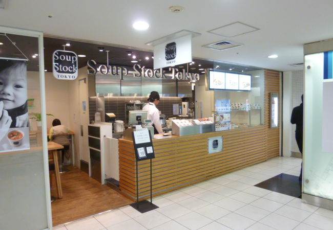 京王モールアネックスの中にあり、空いています。