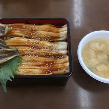 早く食べたくてお重が逆さになっています。。