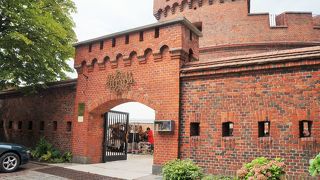 ドーナ塔跡にある琥珀をあしらった展示品の数々