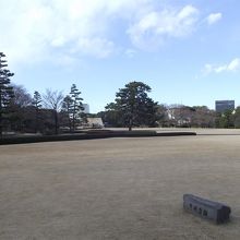 遙か向こうに天守台 (天守閣跡) が見えます