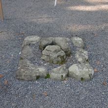 この石のまわりで人が手をかざし、熱いパワーを感じていました。